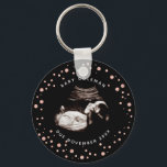 Zwangerschap Roze Glitter Sonogram Ultrageluid Fot Sleutelhanger<br><div class="desc">Zwangerschap Baby Sonogram Ultrasound Foto New Mam sleutelhanger Kan volledig worden aangepast aan uw behoeften. © Gorjo Design. Gemaakt voor je via het Zazzle platform. // Nota: de foto die wordt gebruikt is een placeholder slechts afbeelding. U zult met uw eigen foto moeten vervangen alvorens opdracht te geven tot/druk uit....</div>