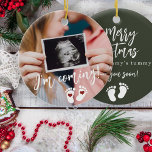 Zwangerschap Vrolijk Kerstmis baby echo foto Keramisch Ornament<br><div class="desc">Modern grappig Ik kom uw binnenkort script,  voetafdrukken,  en rode harten nieuwe baby verwachten aandenken Vrolijk kerstfeest van mama's buik donkergroene boom ornament met uw aangepaste echo foto.</div>