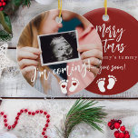 Zwangerschap Vrolijk Kerstmis baby echo foto Keramisch Ornament<br><div class="desc">Modern grappig Ik kom uw binnenkort script,  voetafdrukken,  en harten nieuwe baby verwachten aandenken Vrolijk kerstfeest van mama's buik rode boom ornament met uw aangepaste echo foto.</div>