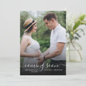 Zwangerschapsaankondiging Classy kalligrafie vertr Feestdagenkaart (Staand voorkant)