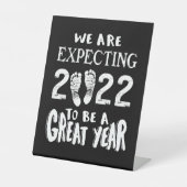 Zwangerschapsuitkondiging 2022 verwachten we reclamebord met voetstuk (Voorkant)