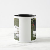 Zwangwesp in zwart-wit en cygnets in water. mok (Midden)