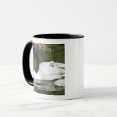 Zwangwesp in zwart-wit en cygnets in water. mok (Voorkant links)