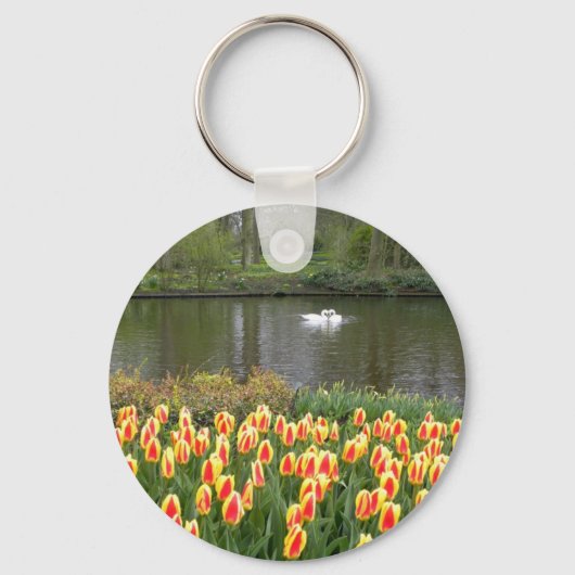 Zwans door een meer met tulpen, Keukenhof Sleutelhanger (Voorkant)