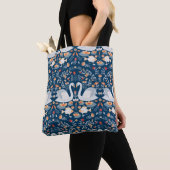 Zwans, vis, bloemen op een blauwe achtergrond. Dec Tote Bag (Dichtbij)