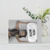 Zwar meisje met een bord kaart (Staand voorkant)