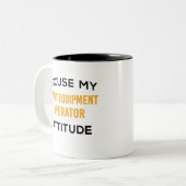 Zware apparatuur operator houding tweekleurige koffiemok (Voorkant links)