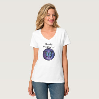 Zware geMeditterd met de ventilator van de blauwe T-shirt