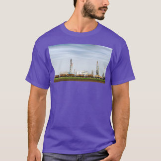 Zware industriefabriek met treintanks t-shirt