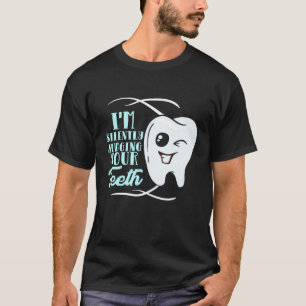 Zware tandheelkundige hygiëne Ik ben stil bij het T-shirt