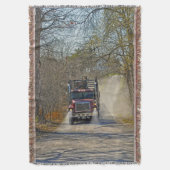 Zware vrachtwagen op een landweg deken (Voorkant Verticaal)