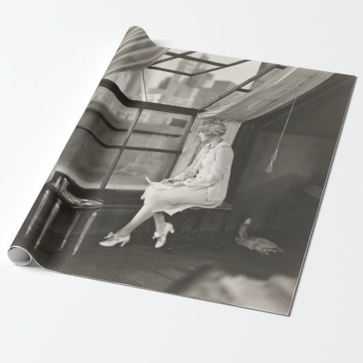 Zware vrouw die uit de raam1940 staart, vrouw, vin cadeaupapier (Uitgerold)