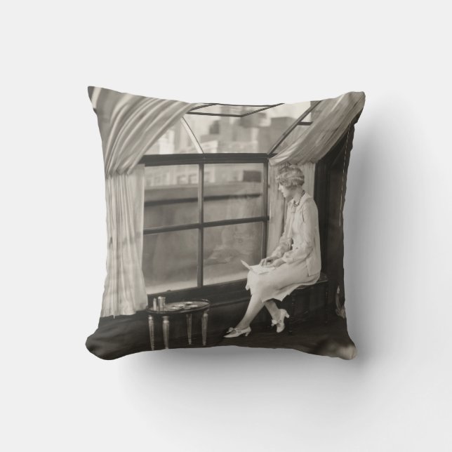 Zware vrouw die uit de raam1940 staart, vrouw, vin kussen (Voorkant)