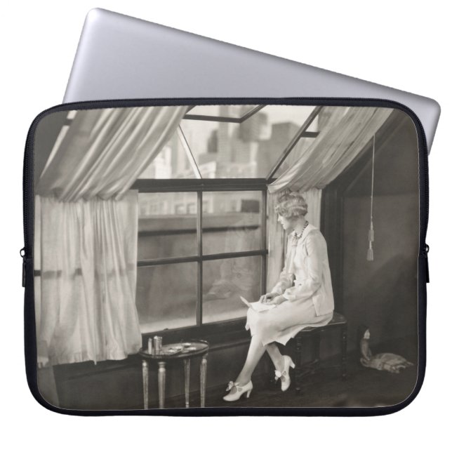 Zware vrouw die uit de raam1940 staart, vrouw, vin laptop sleeve (Voorkant)
