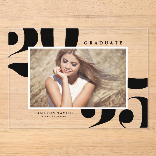 Zwart 2025 Vetgedrukte Typografie Foto Afstuderen Acryl Uitnodigingen (Voorkant)