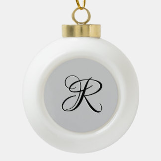 Zwart 3D Calligrafie Initiaal Letter | Pastel grij Keramische Bal Ornament