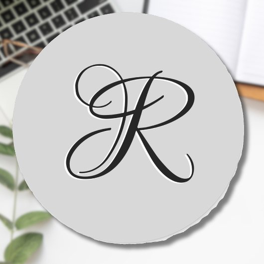 Zwart 3D Calligrafie Initiaal Letter | Pastel grij Ronde Sticker