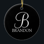 Zwart, aangepast script monogram en naam keramisch ornament<br><div class="desc">De gepersonaliseerde eigenschappen van het Monogram en van de Gift van de Naam personaliseerde monogram in de witte klassieke stijl van de manuscriptdoopvont en naam in de witte klassieke stijl van de serif doopvont op zwarte achtergrond. Ideaal voor vakantie,  gezinshereniging en speciale gelegenheden.</div>