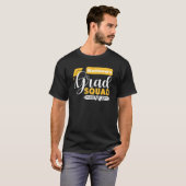 Zwart Afstudeerder vierkant bij witte en gele teks T-shirt (Voorkant volledig)