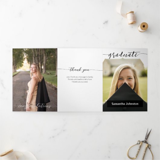 Zwart afstudeerscript modern drie foto's drieluik uitnodiging (Buitenkant)
