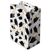 Zwart Afstuderen Petten Patroon op wit Medium Cadeauzakje (Achterkant Gekanteld)