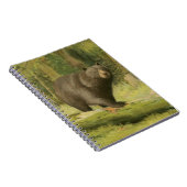 Zwart Beer dat op een boomstam steekt Notitieboek (Rechterzijde)