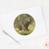 Zwart Beer dat op een boomstam steekt Ronde Sticker (Envelop)