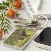 Zwart Beer dat op een boomstam steekt Sleutelhanger (Voorkant Rechts)