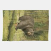 Zwart Beer dat op een boomstam steekt Theedoek (Horizontaal)