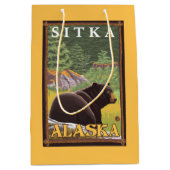 Zwart Beer in de bosbouw - Sitka, Alaska Medium Cadeauzakje (Voorkant)