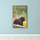 Zwart Beer in ForestWyoming Canvas Afdruk (Insitu (Houten vloer))