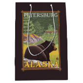 Zwart Beer in het bos - Petersburg, Alaska Medium Cadeauzakje (Voorkant)