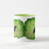 Zwart Beer loopt in graskunst Mok (Midden)