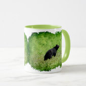 Zwart Beer loopt in graskunst Mok (Voorkant rechts)