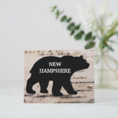 Zwart beer op berkenbast met staat, briefkaart (Staand voorkant)