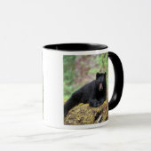 Zwart beer op een oud groeilogboek mok (Voorkant rechts)