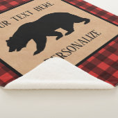 Zwart Beer op een rood en zwart speldenmodel op ma Sherpa Deken (3/4)