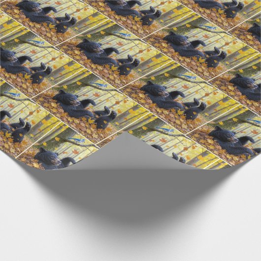 Zwart Beer rolt in herfstbladeren Cadeaupapier (Hoek)