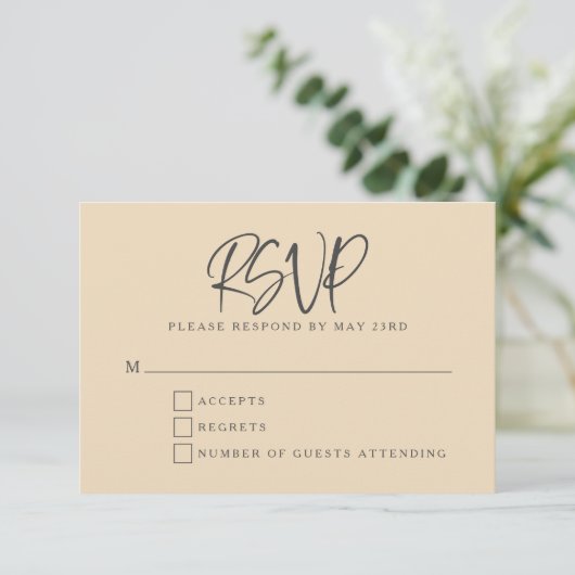 Zwart Beige Moderne Script Lettering Trouwen RSVP Kaartje (Staand voorkant)