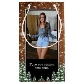 Zwart besneeuwd hout & bos dennen verjaardag foto klein cadeauzakje (Achterkant)