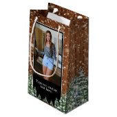 Zwart besneeuwd hout & bos dennen verjaardag foto klein cadeauzakje (Achterkant Gekanteld)