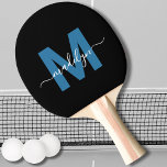 Zwart Blauw Elegant Script Naam Monogram Tafeltennisbatje<br><div class="desc">Creëer Uw eigen gepersonaliseerde zwart-blauw elegante scriptnaam Monogram Ping Pong Paddle. Deze chique pingpongpeddel heeft een stijlvol monogram aan de voorkant met een plat, blauw initiaal op een strakke zwarte achtergrond, gecombineerd met een klassieke witte scriptnaam voor een gepersonaliseerde touch. De achterkant blijft een effen zwart, maar u kunt het...</div>