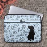 Zwart-blauw ventilator met Dog Silhouette Laptop Sleeve<br><div class="desc">Zwart-blauw ventilator met Dog Silhouette-hoesje voor laptop. Onze favoriete hondensilhouet op een zwarte,  met gefadde strepen en blauw achtergrondontwerp. Gemakkelijk bewerkt met de naam van je hond. Een geweldig cadeau voor iedereen in je familie om dit speciale cadeau aan een vriend te geven.</div>