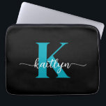 Zwart Blauwgroen monogram Laptop Sleeve<br><div class="desc">Deze eenvoudige, elegante zwarte 13-inch laptophoes met uw voornaam in een trendy scriptlettertype in het wit en uw eerste initiaal in een modern petten lettertype in het blauwgroen is ideaal voor u. Het is stijlvol en trendy en toch zeer klassiek. Het is uniek - net als jij!</div>
