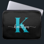 Zwart Blauwgroen monogram Laptop Sleeve<br><div class="desc">Deze eenvoudige,  elegante zwarte 13-inch laptophoes met uw voornaam in een trendy scriptlettertype in het wit en uw eerste initiaal in een modern petten lettertype in het blauwgroen is ideaal voor u. Het is stijlvol en trendy en toch zeer klassiek. Het is uniek - net als jij!</div>
