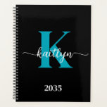 Zwart Blauwgroen monogram Planner<br><div class="desc">Deze eenvoudige, elegante zwarte 8, 5 x 11 soft planner met uw voornaam in een trendy script lettertype in het wit en uw eerste initiaal in een modern petten lettertype in het blauwgroen is ideaal voor u. Het is stijlvol en trendy en toch zeer klassiek. Het maakt het houden van...</div>