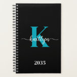 Zwart Blauwgroen monogram Planner<br><div class="desc">Deze eenvoudige, elegante zwarte 5, 5 x 8, 5 soft planner met uw voornaam in een trendy script lettertype in het wit en uw eerste initiaal in een modern petten lettertype in het blauwgroen is ideaal voor u. Het is stijlvol en trendy en toch zeer klassiek. Het maakt het houden...</div>