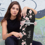 Zwart BLUSH Roze Kersenbloesem Monogram Persoonlijk Skateboard<br><div class="desc">Blush roze en zwart botanisch Japans kersenbloesem ontwerp. Pas het aan met jouw naam.</div>