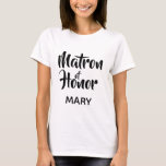 Zwart Casual Script Matron of Honor Monogram Favor T-shirt<br><div class="desc">Trendy typografie monogram T-shirt. Modern en stijlvol, dit aangepaste ontwerp is voorzien van de tekst "Matron of Honor" in casual scriptbelettering en een bewerkbaar tekstveld voor een naam in elegant sans serif in zwart. Pas dit ontwerp eenvoudig aan uw stijl aan door op "Aanpassen" te klikken om naar de ontwerptool...</div>