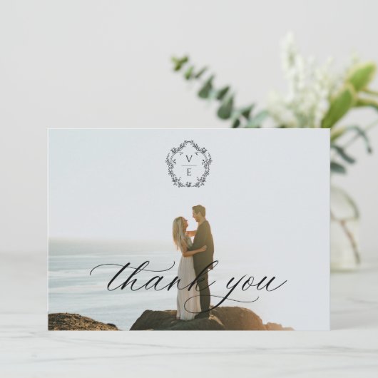  zwart crest monogram bruiloft foto bedankkaart (Staand voorkant)